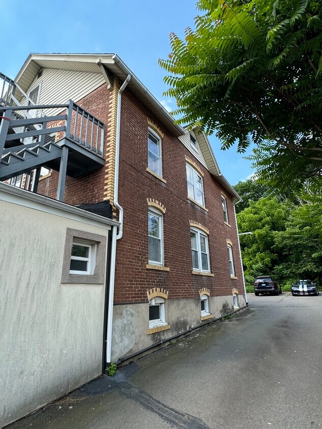 226 New Britain Rd Unit 2, Berlin, CT 06037 Room for Rent in Berlin