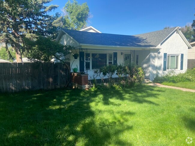 Big front yars - 2921 W Platte Ave