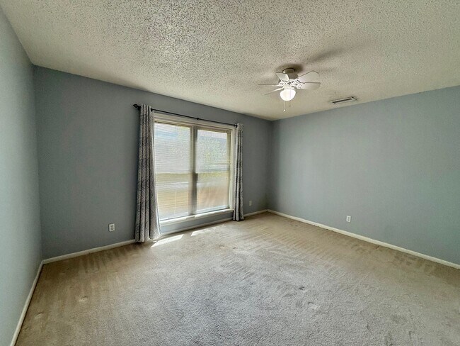 Foto del edificio - Spacious townhome in a private community