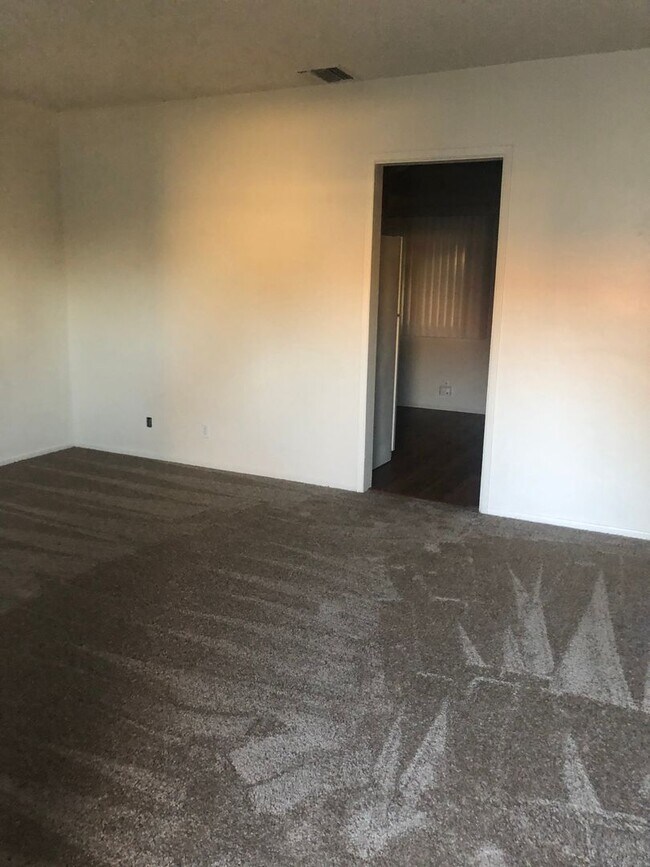 Foto del edificio - Cute 2 Bedroom + Storage room  in Ontario-...