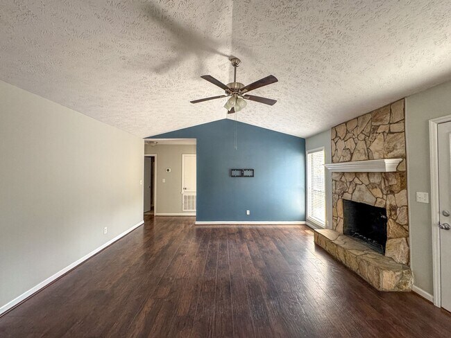 Foto del edificio - Beautiful 3 Bed 2 Bath Home with Fenced Backyard