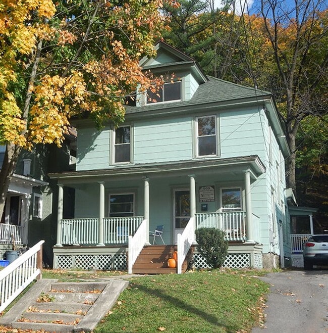 Building Photo - 909 Lancaster Ave