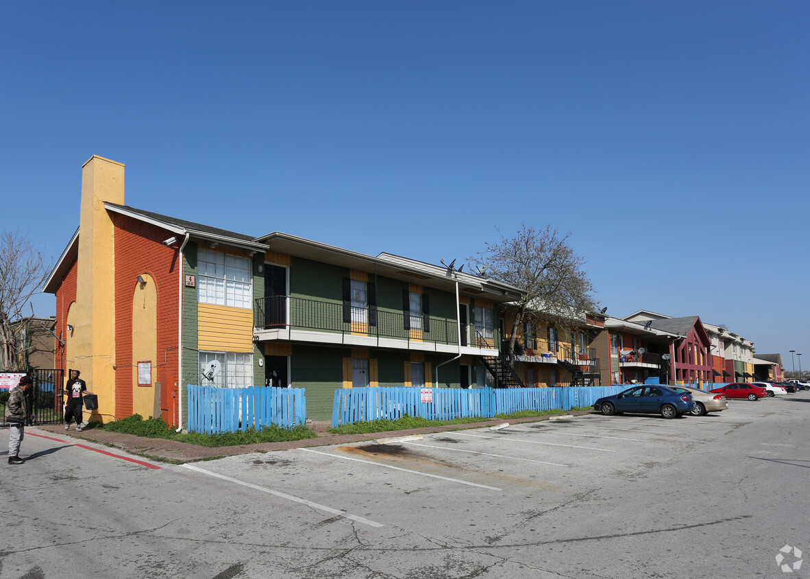 Broadway Apartments - Exterior - Broadway Village Apartments