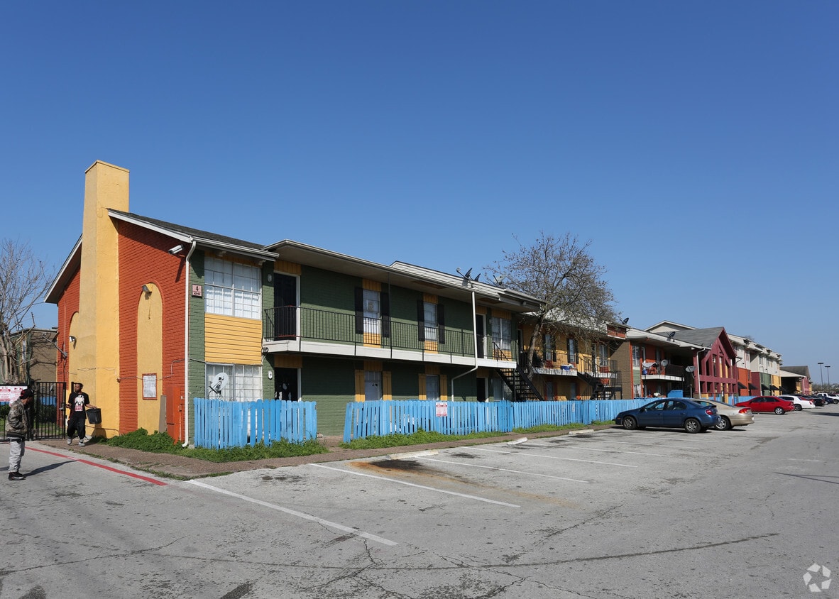 Broadway Village Apartments Houston