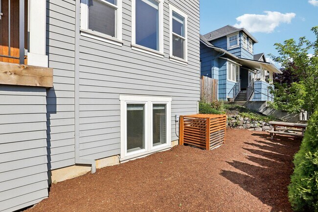 Foto del edificio - DESIRABLE CRESTON-KENILWORTH / CORNER LOT, LUXURY 4 BEDROOM, TWO EN-SUITES W/FULL BATHS