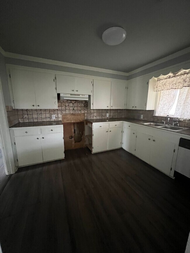 Building Photo - Coming Soon In Greenacres!  Pictures Comin...