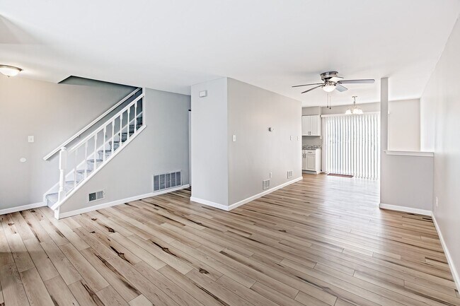 Building Photo - 2 bedroom, 2.5 bathroom townhome in Newark