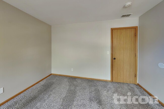 Foto del edificio - 719 Bayles Dr