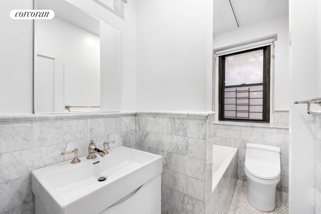 Building Photo - 252 W 85th St