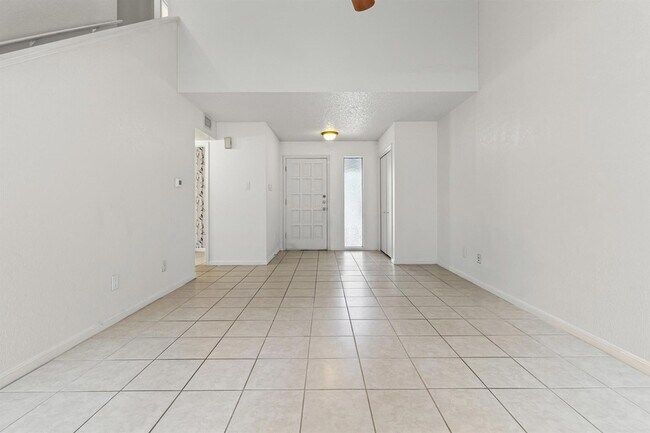 Foto del edificio - 8113 Baywood Dr