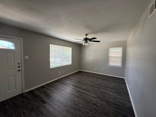 Foto del edificio - 9560 Crestshire Dr