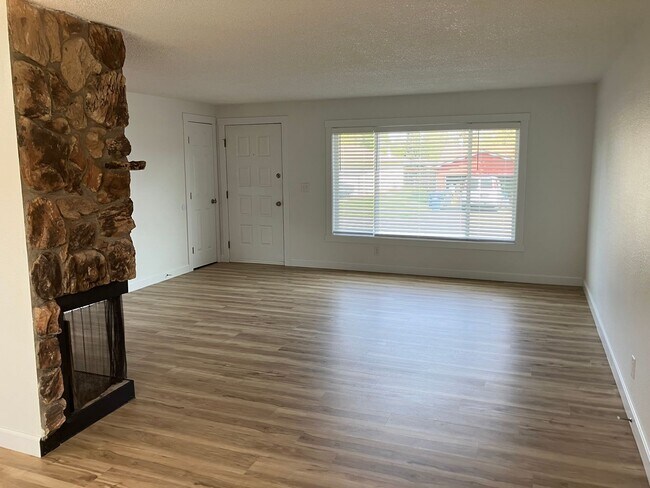 Foto del edificio - Remodeled Three Bedroom Home in South Salem
