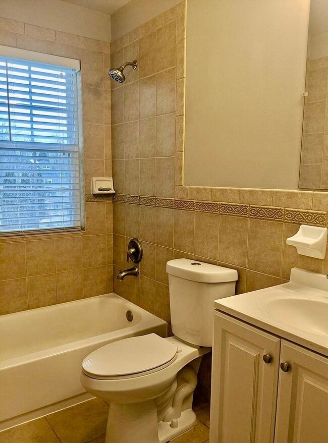 Foto del edificio - 254 Upland Ave