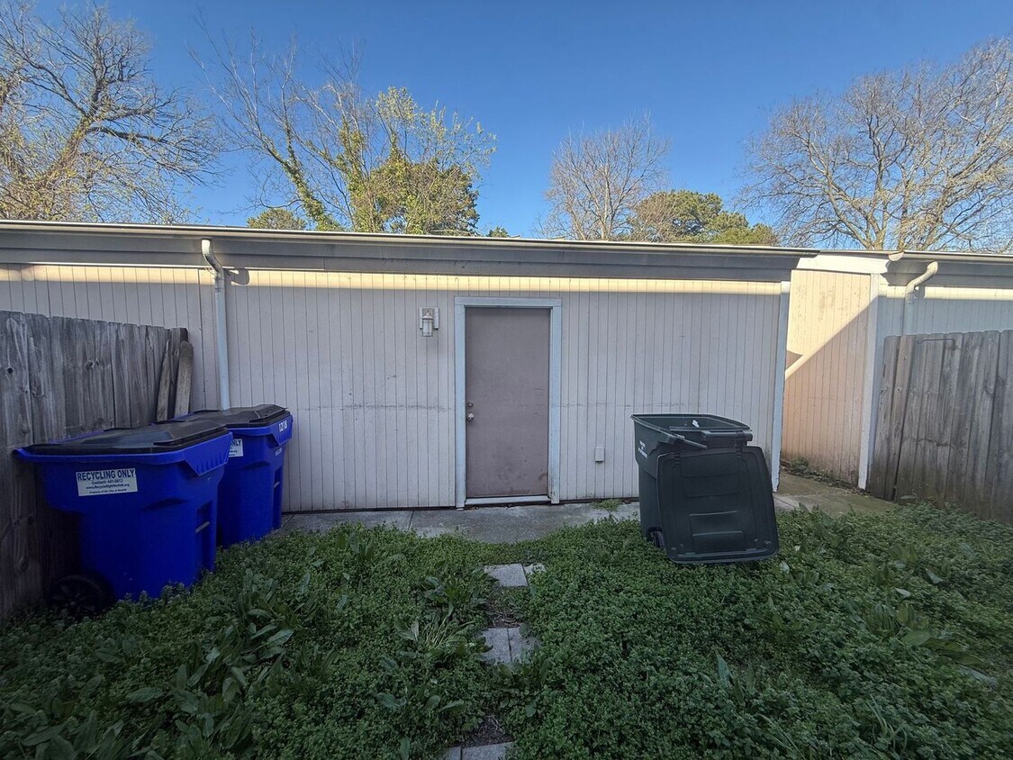 Foto del edificio - Updated 3BR Home with 2-Car Garage in Prime Norfolk Location