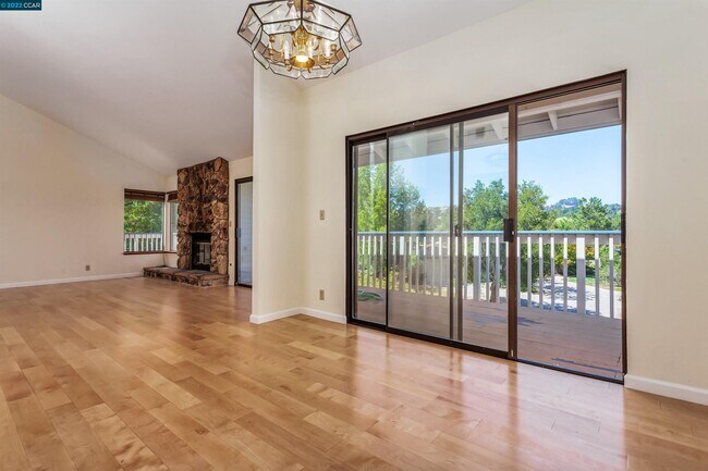 Building Photo - 26 Tamarisk