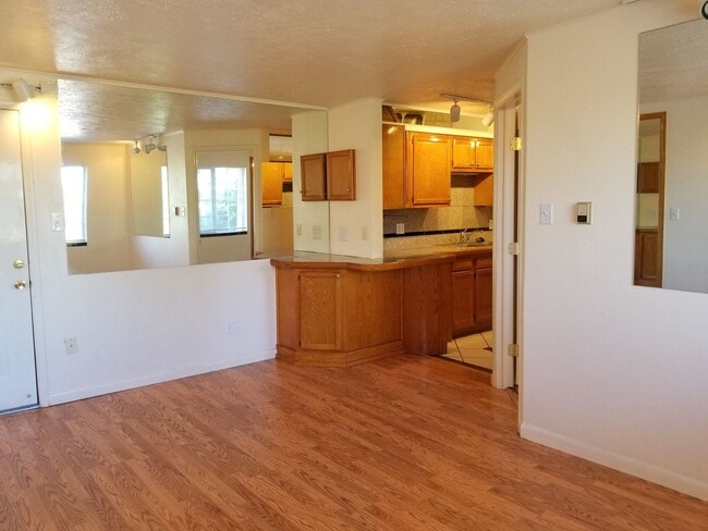 Photo - REDUCED! TOP FLOOR 2 BD/1 BA w/ washer/dry... Apartment