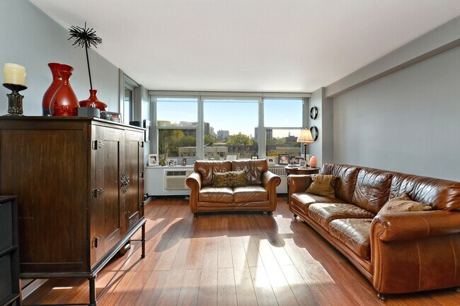 Building Photo - 555 W Cornelia Ave
