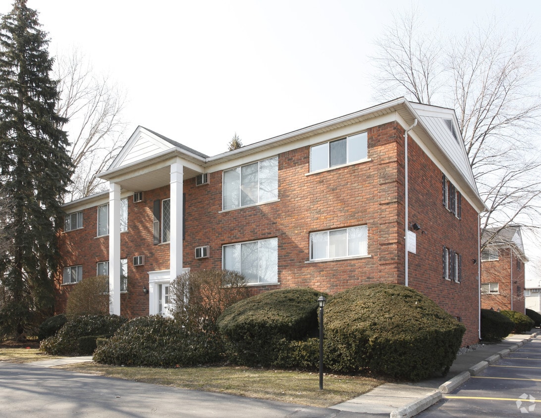 Building Photo - Elmwood Manor Apartments