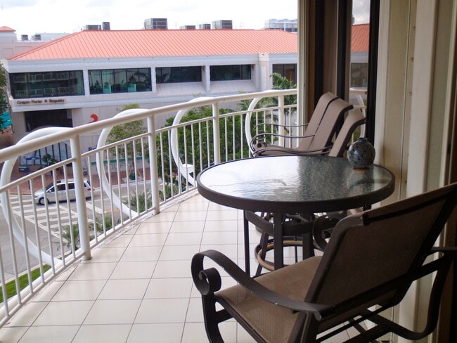 Building Photo - 2843 S Bayshore Dr