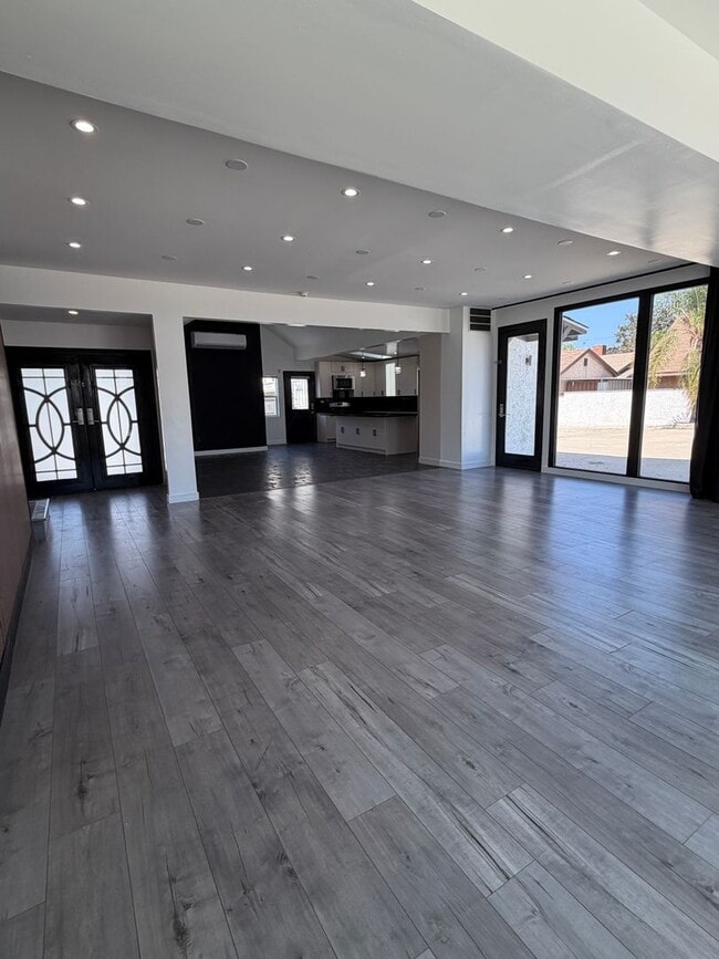 Foto del edificio - 9040 Wildwood Ave