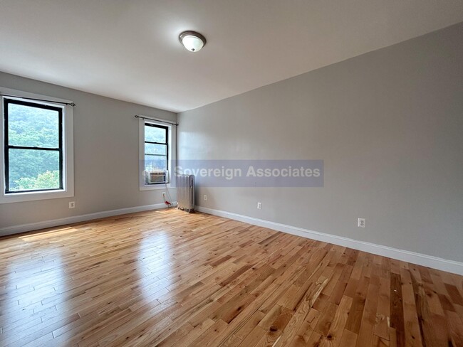 Building Photo - 141 Nagle Avenue