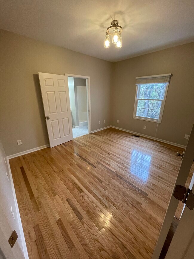 Dormitorio en la planta baja - 33 Cherokee Ridge Ct