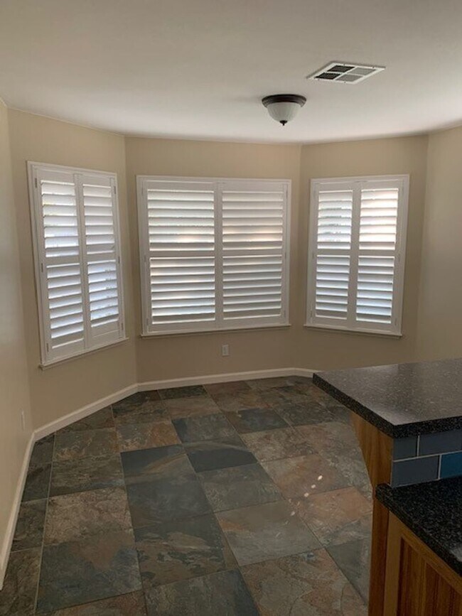 Foto del edificio - 5 Bedroom 3 Bath Home Available NOW!