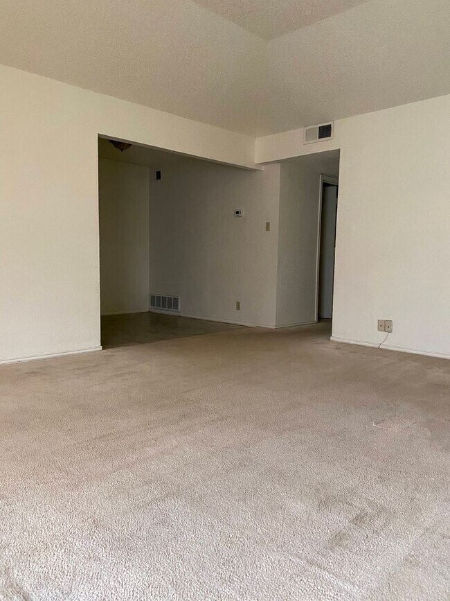 Building Photo - Half Duplex ready for immediate move-in!