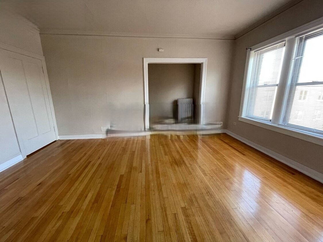Building Photo - 1319 W Estes Ave