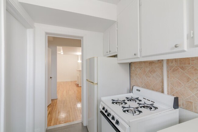 Photo du bâtiment - 6210 Avenue Deacon