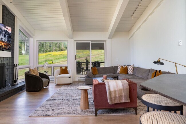 Foto del edificio - 360 Wood Rd