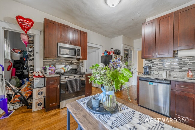 Photo - 2550 N Southport Ave Apartment