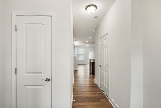 Building Photo - Beautiful 3 bedroom, 2.5 bath townhome in Shephard's Square!
