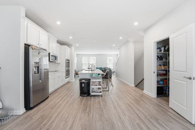Building Photo - 6066 Beake St