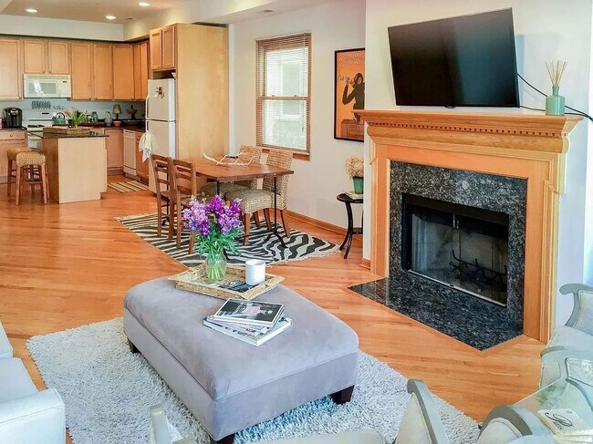 Building Photo - 1319 W Belmont Ave