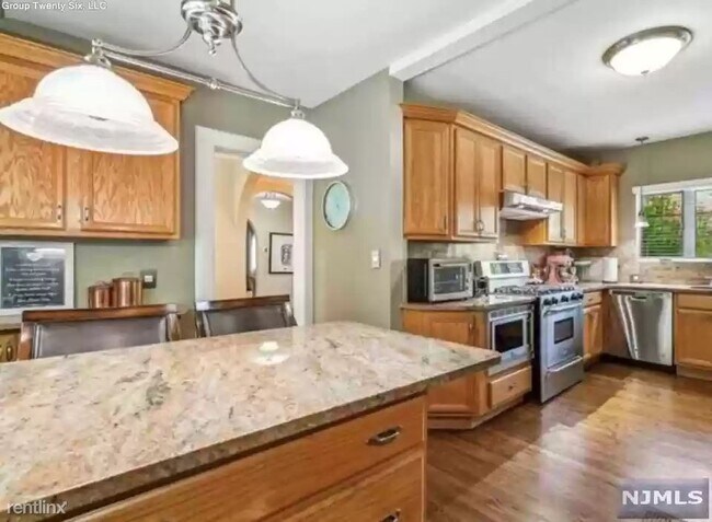 Building Photo - 4 br, 4.5 bath House - 272 Maple Hill Dr
