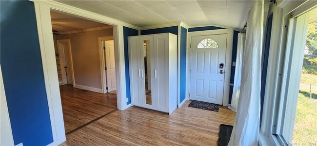 Building Photo - 1555A Byam Rd