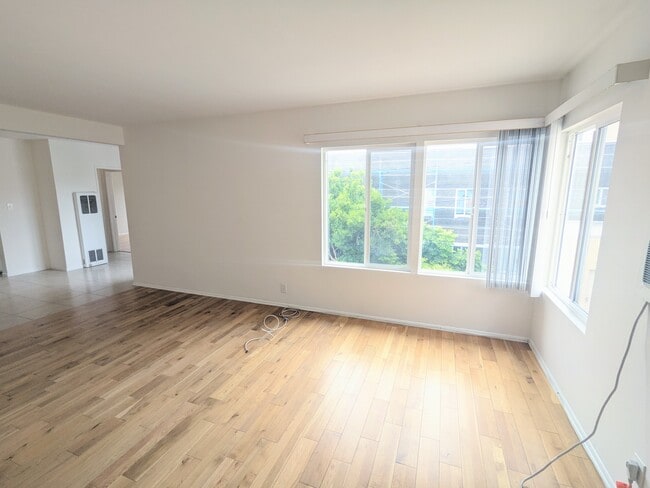Building Photo - 327 N Mariposa Ave