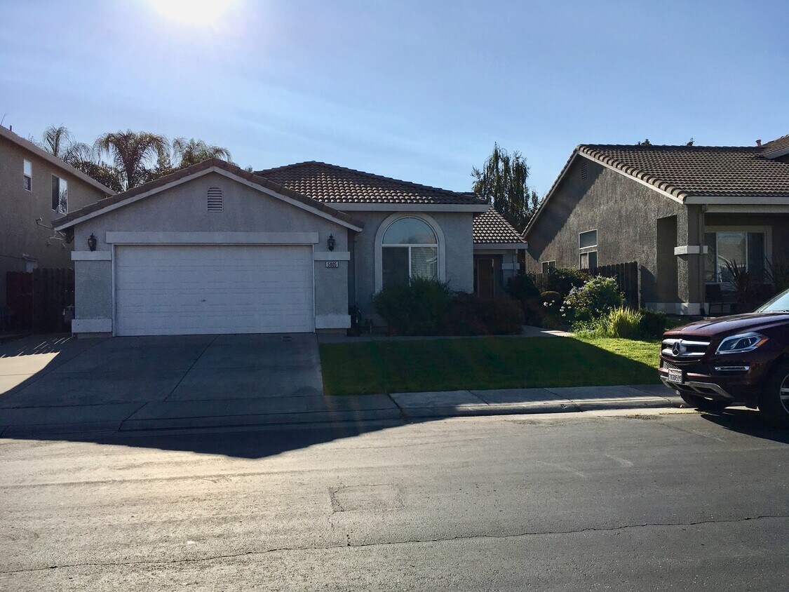 GREAT LOCATION! 4BEDS 2BATHS AND 2GARAGE - GREAT LOCATION!   4BEDS 2BATHS AND 2GARAGE