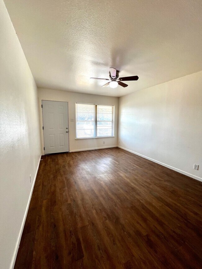 Building Photo - Charming 3 bedroom, 1 bathroom home