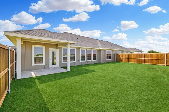 Foto del edificio - AVAILABLE NOW! NEW LUXURIOUS DUPLEX LOCATED ON 1-ACRE LOT IN MIDLOTHIAN, TX!