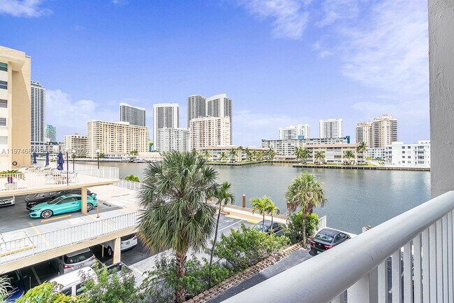 Foto del edificio - 121 Golden Isles Dr