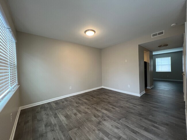Foto del edificio - Classic Comfort, Modern Living: Welcome to 555 East Apartment Homes