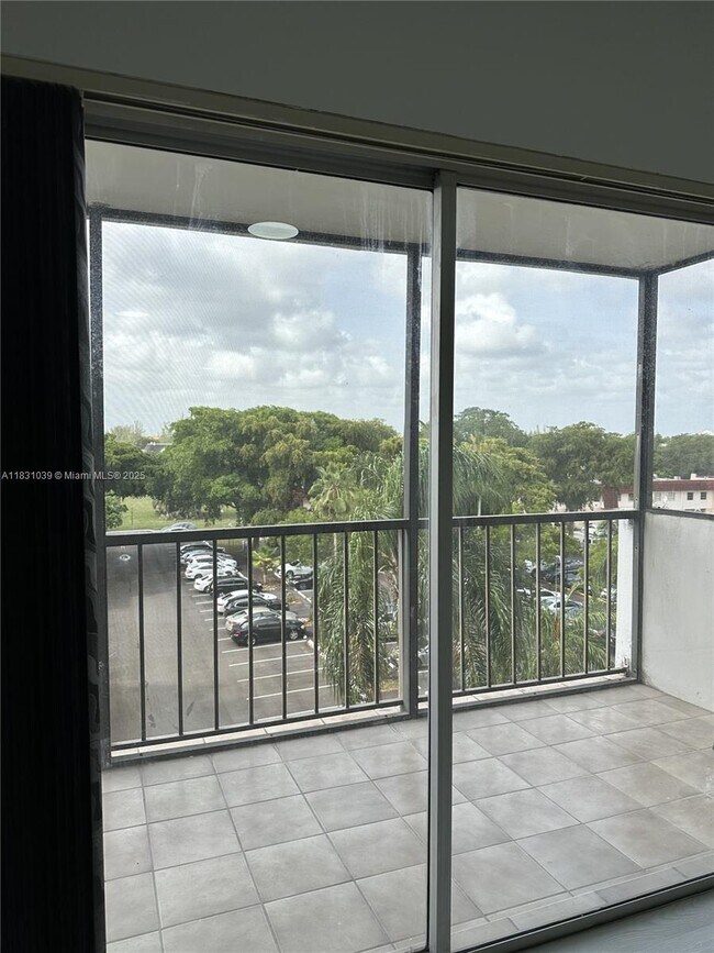 Foto del edificio - 4174 Inverrary Dr
