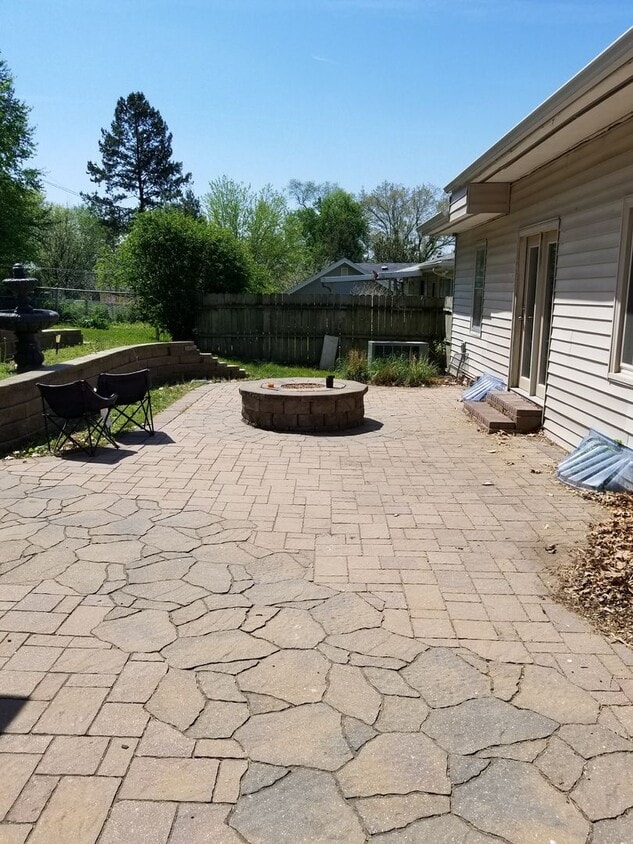 Aksarben/UNO 4 bed 2 bath with gas firepit... - Aksarben/UNO 4 bed 2 bath with gas firepit...