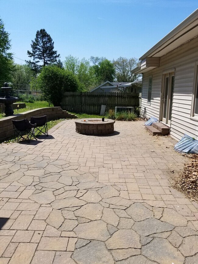 Foto del edificio - Aksarben/UNO 4 bed 2 bath with gas firepit 2 car