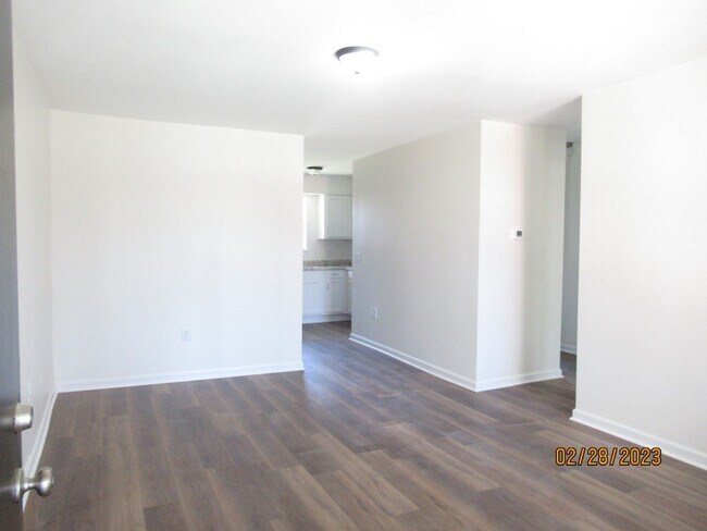 Building Photo - Newly Renovated- 2 bedroom, 2 bathroom apartment-Willow Run Apartments