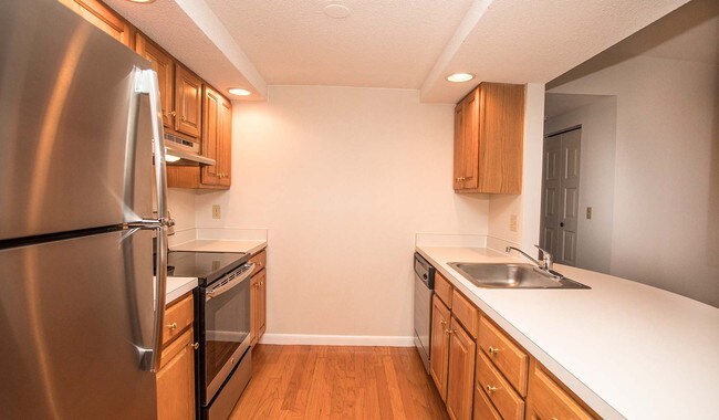 Disfruta de una comida en tu desayunador - Royal Crest Estates Nashua Apartments