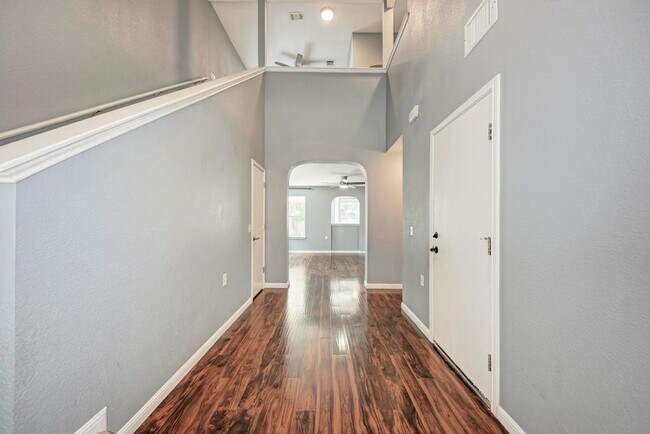 Foto del edificio - 5205 Hutchinson Dr