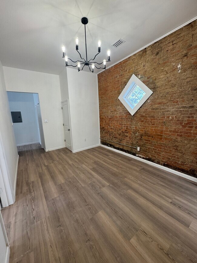 Building Photo - 839 S Jackson St